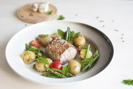 Grilovaná panenka, salát z brambor, fazolky, rajčat a hrubozrnné hořčice
